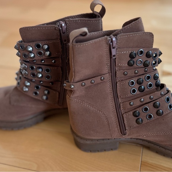 Great cowboy style studded boots for hiking, dress up and outings. Amazing style - Picture 2 of 3